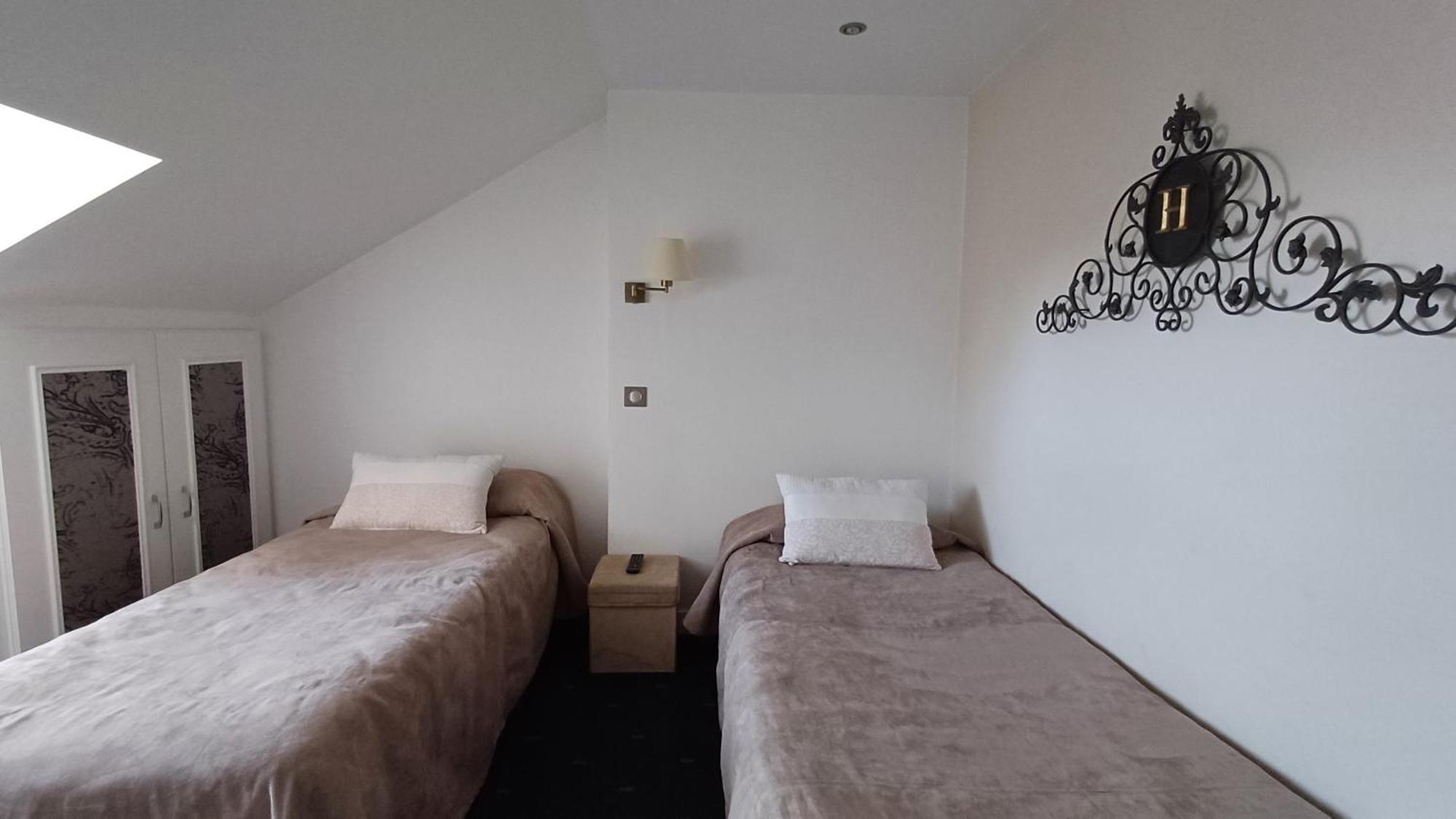 Logis Hotel Le Cerf Бриар Екстериор снимка