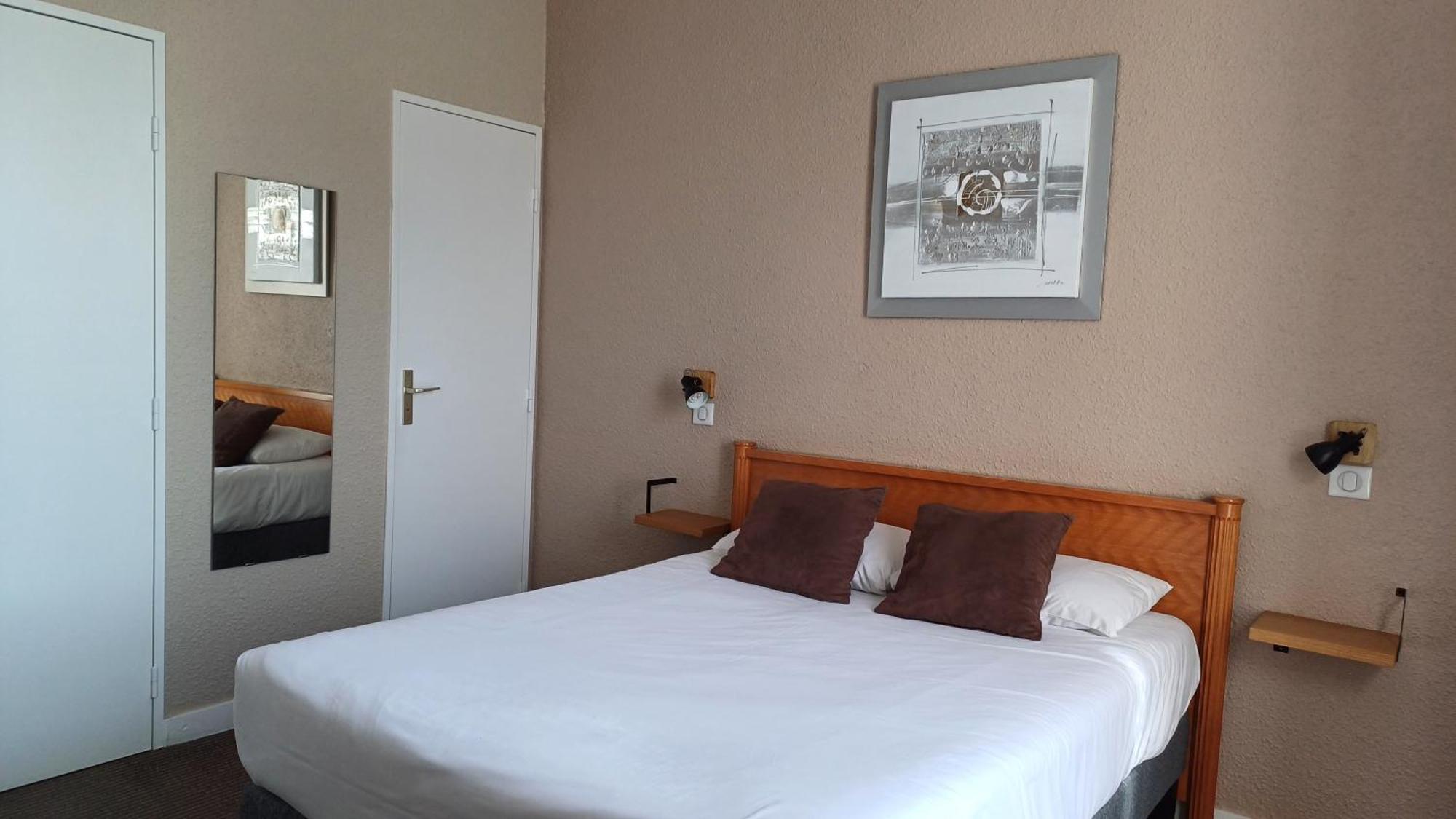 Logis Hotel Le Cerf Бриар Екстериор снимка