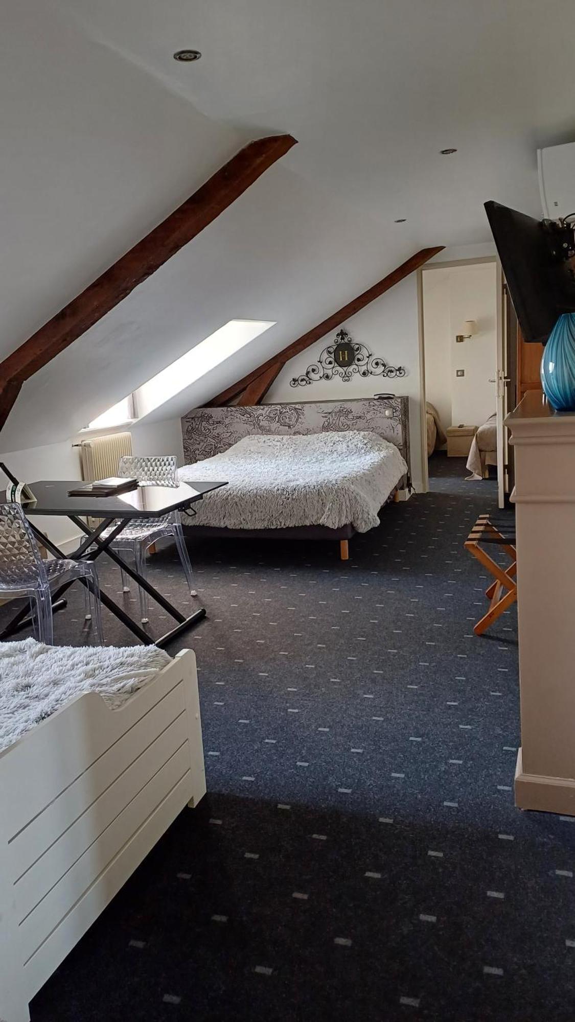 Logis Hotel Le Cerf Бриар Екстериор снимка