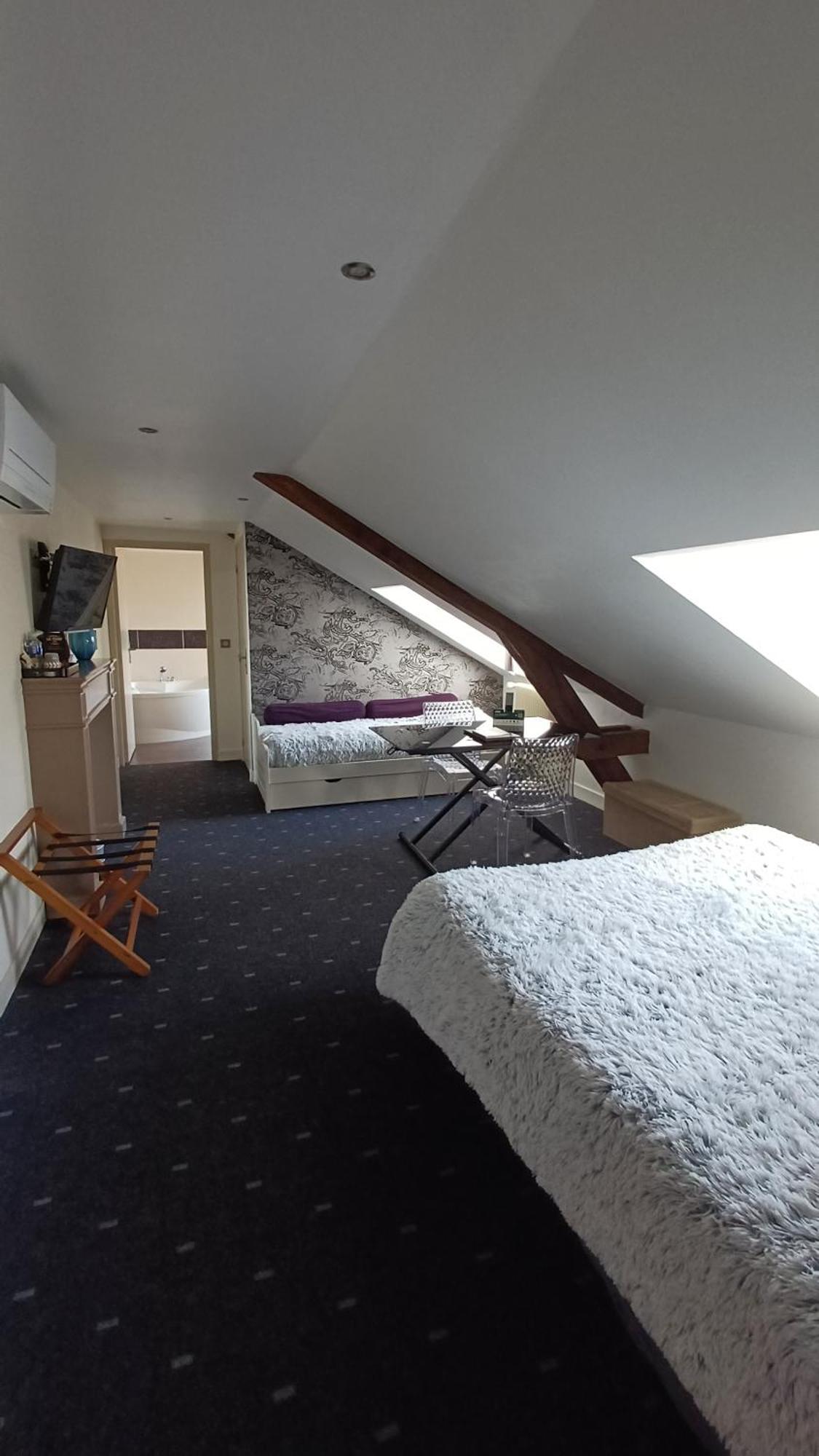 Logis Hotel Le Cerf Бриар Екстериор снимка