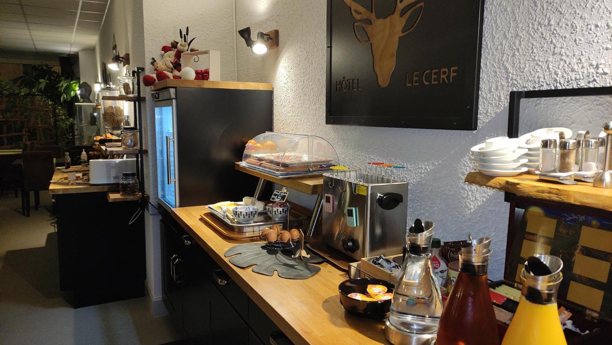 Logis Hotel Le Cerf Бриар Екстериор снимка