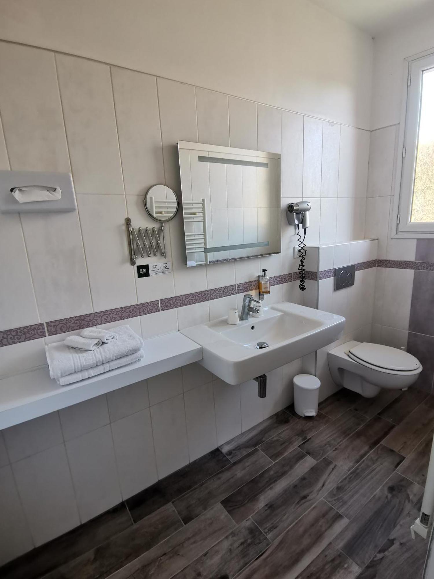 Logis Hotel Le Cerf Бриар Екстериор снимка