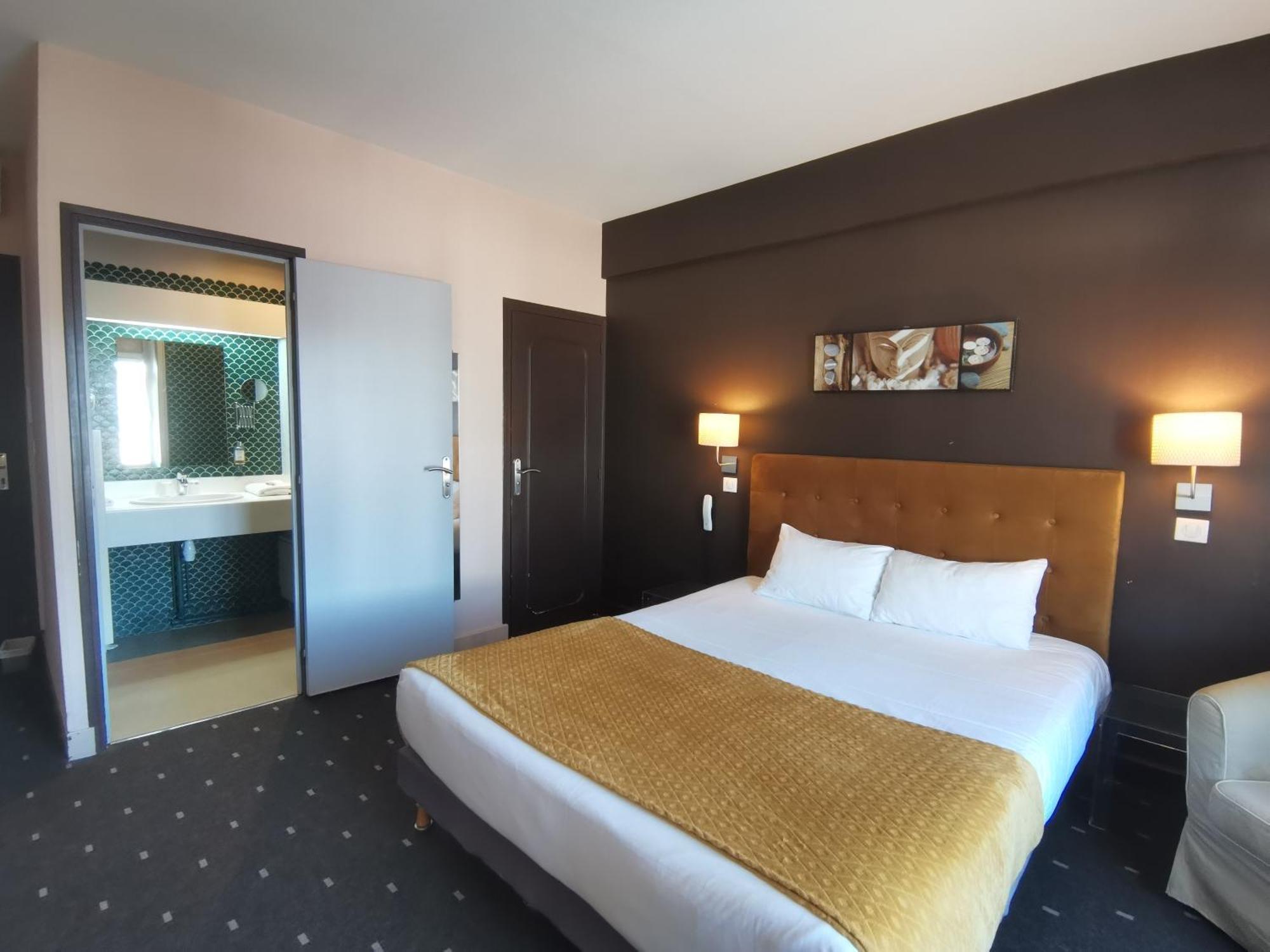 Logis Hotel Le Cerf Бриар Екстериор снимка