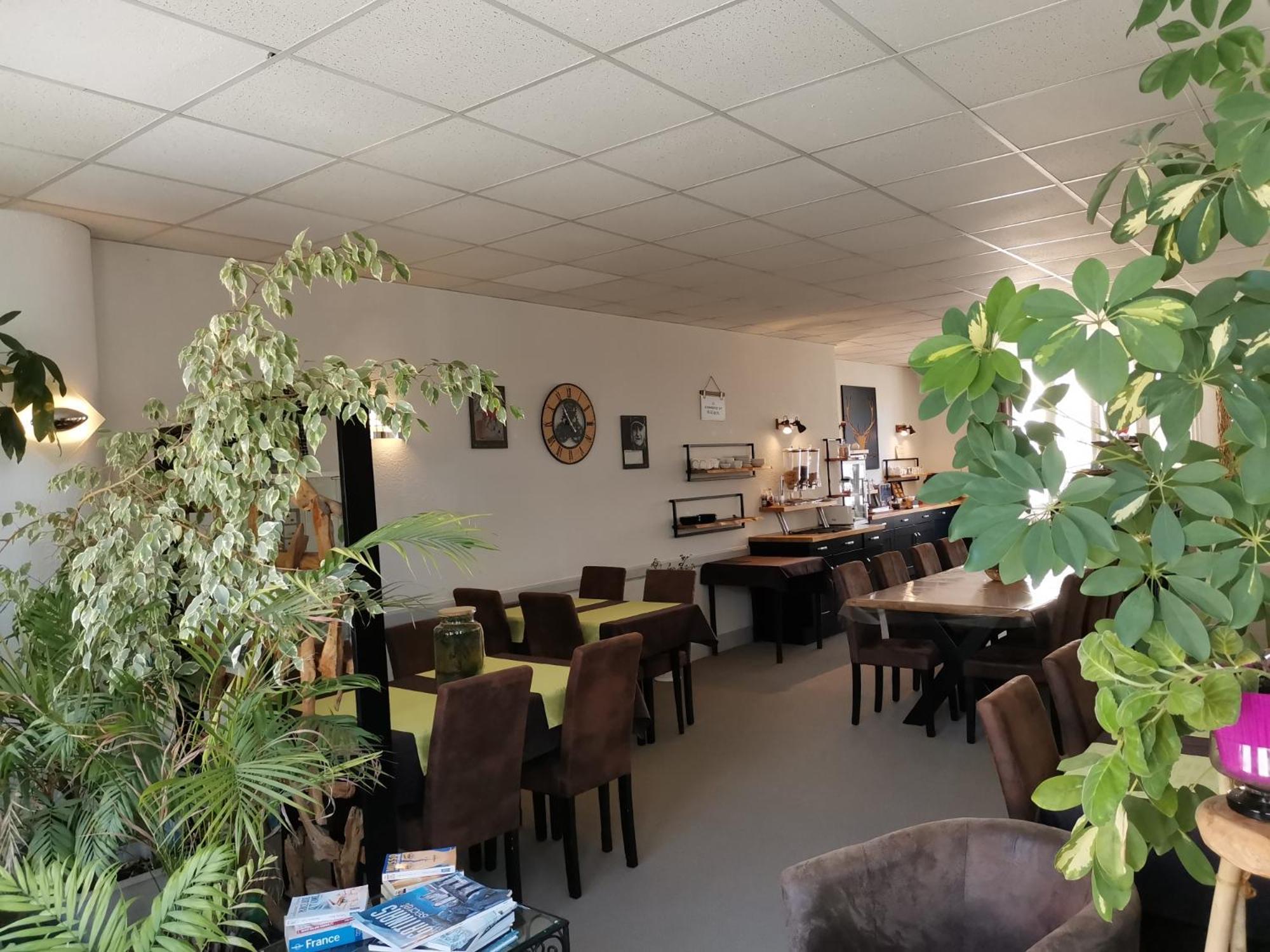 Logis Hotel Le Cerf Бриар Екстериор снимка