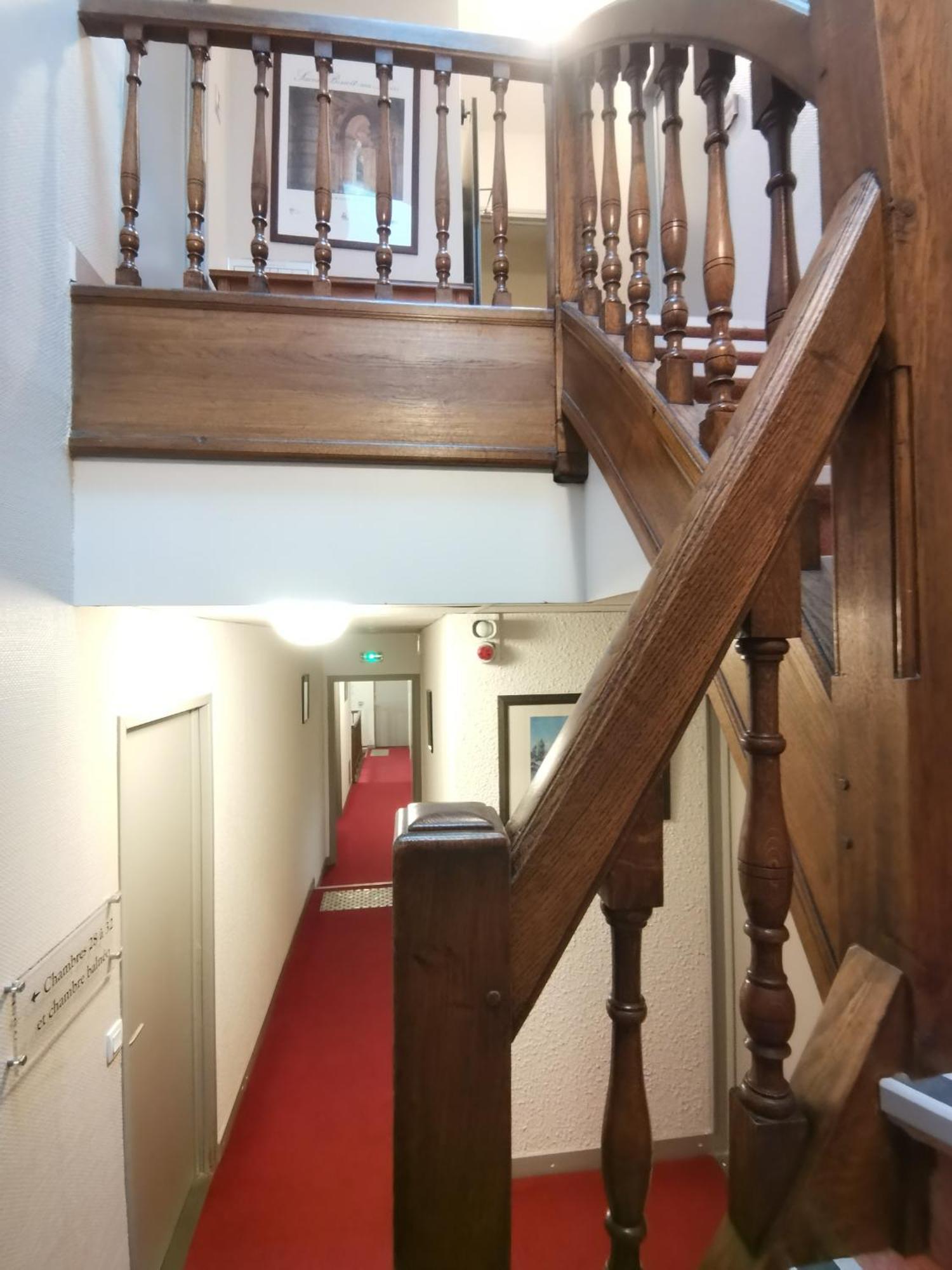 Logis Hotel Le Cerf Бриар Екстериор снимка