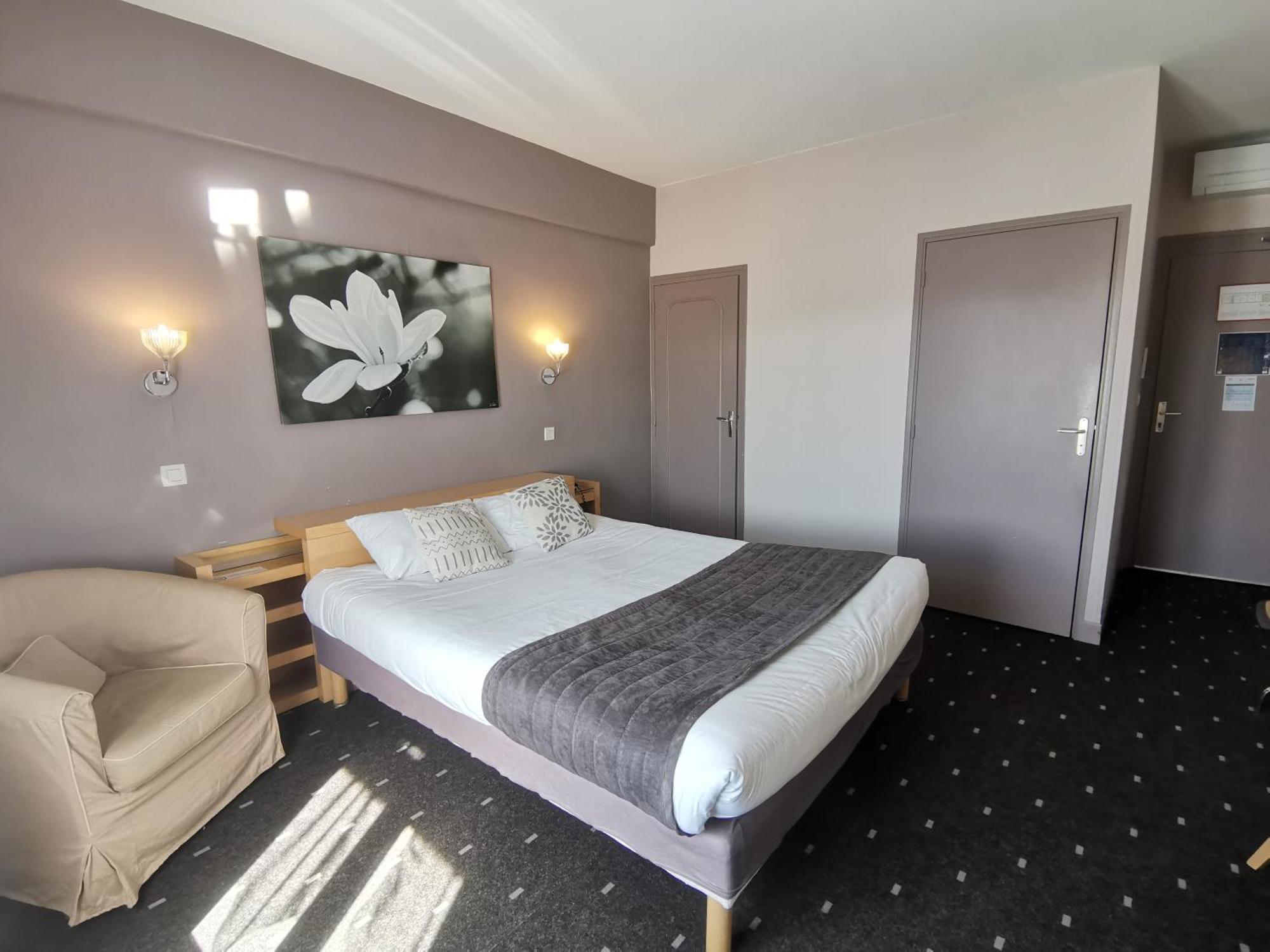 Logis Hotel Le Cerf Бриар Екстериор снимка
