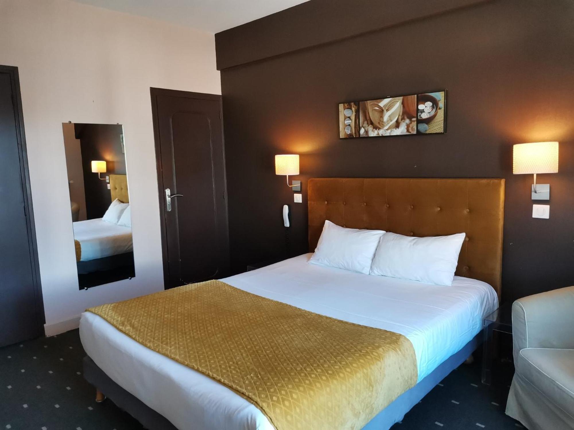 Logis Hotel Le Cerf Бриар Екстериор снимка