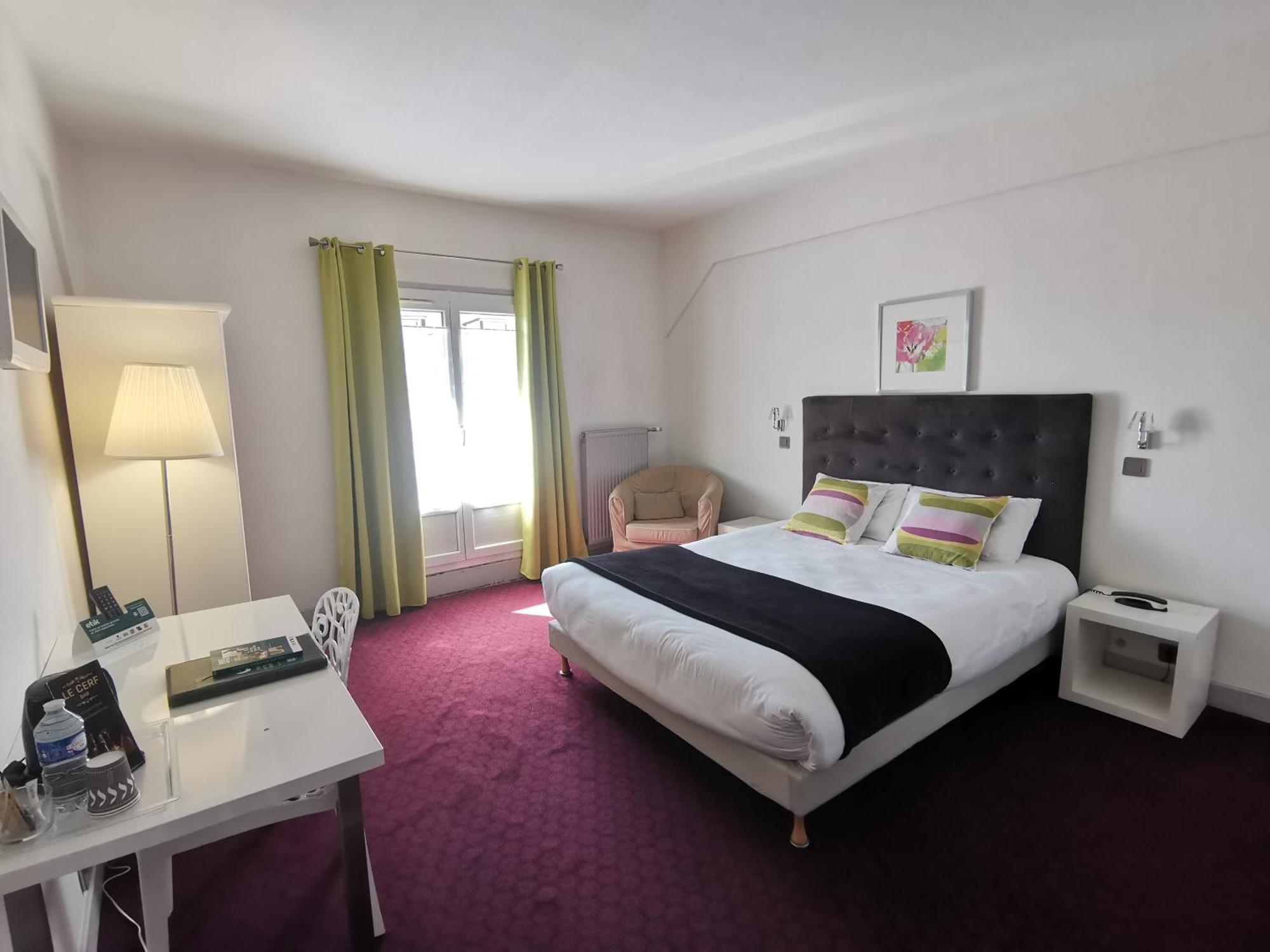 Logis Hotel Le Cerf Бриар Екстериор снимка