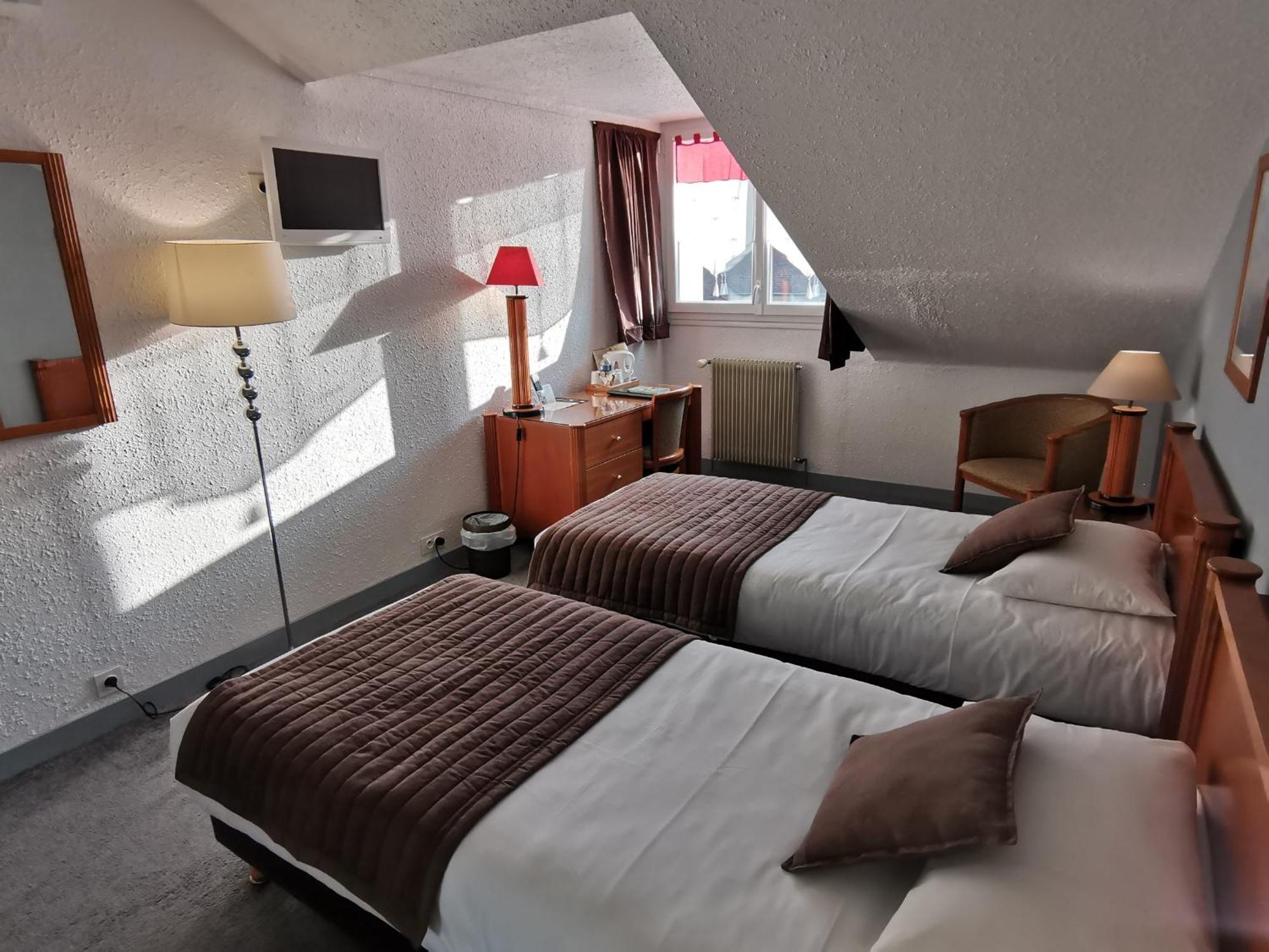Logis Hotel Le Cerf Бриар Екстериор снимка