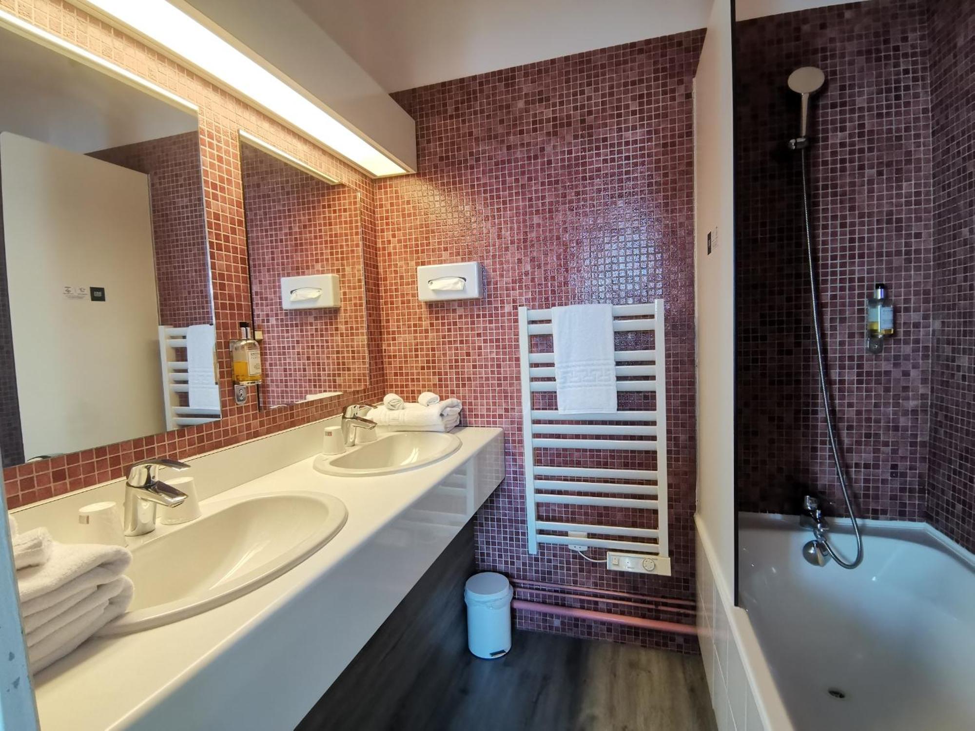 Logis Hotel Le Cerf Бриар Екстериор снимка