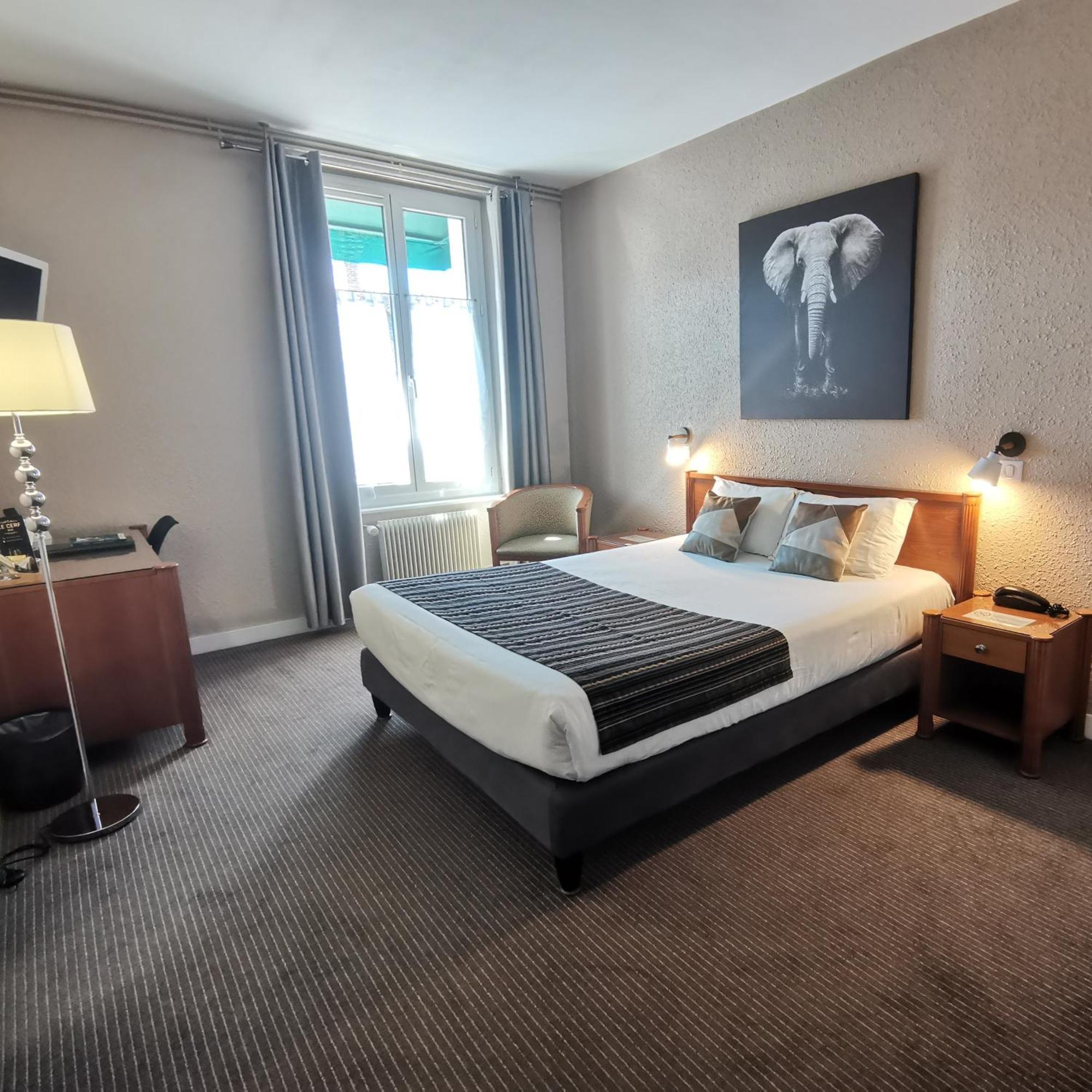 Logis Hotel Le Cerf Бриар Екстериор снимка
