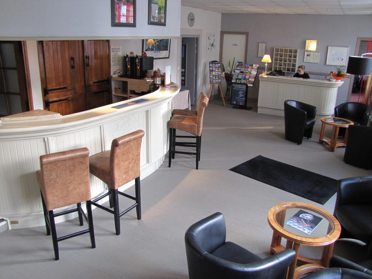 Logis Hotel Le Cerf Бриар Екстериор снимка